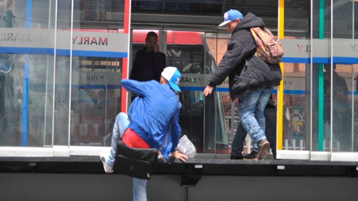 Se estudia medida para enviar a colados de TM a prisión Los colados en TransMilenio han sido todo un dolor de cabeza para el Distrito, y es que aunque se han intentado tomar medidas para acabar con esta problemática, esto parece no tener fin. Según las cifras de TransMilenio, el año pasado se impusieron 75 mil comparendos a los colados.