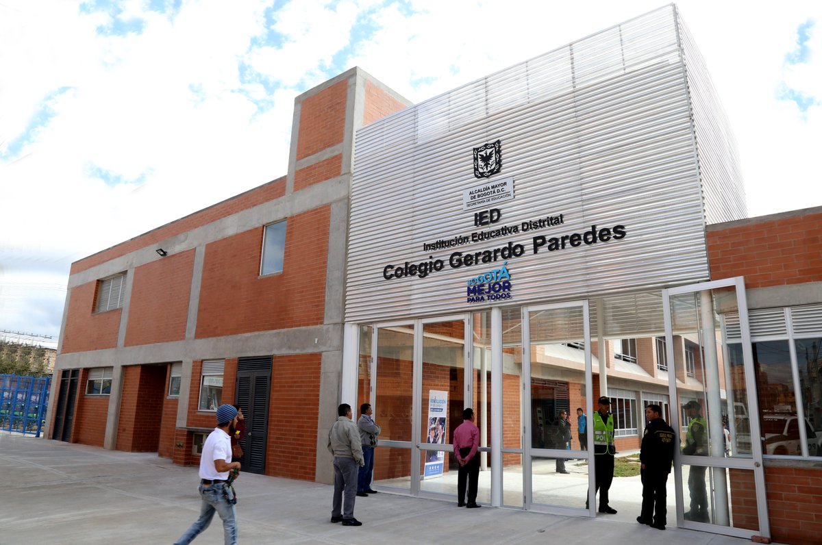 Agreden a rectora de colegio de Suba por intoxicación de estudiantes 1 Agreden a rectora de colegio de Suba por intoxicación de estudiantes Un nuevo caso de intolerancia se presentó este miércoles en Bogotá, luego de que la rectora del colegio Gerardo Paredes, de la localidad de Suba, fuera agredida por algunos padres de familia, por la presunta intoxicaciones de nueve estudiantes de la institución educativa.
