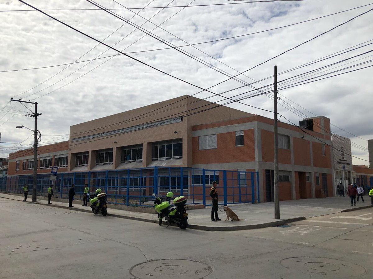 Agreden a rectora de colegio de Suba por intoxicación de estudiantes Un nuevo caso de intolerancia se presentó este miércoles en Bogotá, luego de que la rectora del colegio Gerardo Paredes, de la localidad de Suba, fuera agredida por algunos padres de familia, por la presunta intoxicaciones de nueve estudiantes de la institución educativa.
