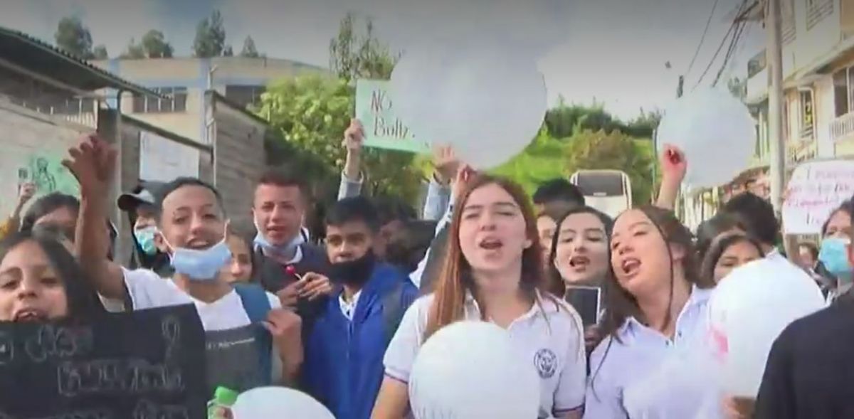Niño de 11 años era víctima de bullying y murió por un golpe en la cabeza 2 Niño de 11 años era víctima de bullying y murió por un golpe en la cabeza Juan Martín Garzón, un estudiante de tan solo 11 años que cursaba grado sexto en la institución San Pío X, de Manizales, falleció este 16 de marzo luego de estar hospitalizado por recibir un fuerte golpe en la cabeza con una puerta, al parecer por parte de algunos compañeros que le hacían bullying.