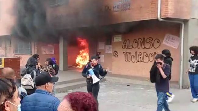 Incendiaron colegio de Bosa por presuntos casos de abuso sexual 1 Incendiaron colegio de Bosa por presuntos casos de abuso sexual En las horas de la tarde, un grupo de personas se acercaron al colegio distrital Nuevo Chile, en la localidad de Bosa, y allí causaron daños en las instalaciones e incluso le prendieron fuego, mientras protestaban por los presuntos casos de abuso sexual que se han presentado en la institución.