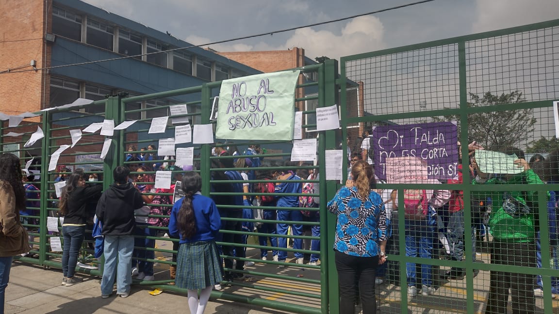 Secretaría de Educación se pronuncia ante presunta violencia sexual en colegio de Venecia 4 Secretaría de Educación se pronuncia ante presunta violencia sexual en colegio de Venecia Los casos de agresiones sexuales contra estudiantes siguen alarmando en Bogotá. Una de las más recientes denuncias señalan a alumnos de la Institución Educativa Distrital de Venecia como víctimas de este actuar delictivo, caso que ayer causó indignación, y sobre el que este martes se pronunció la Secretaría de Educación.