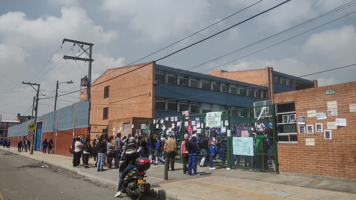 Secretaría de Educación se pronuncia ante presunta violencia sexual en colegio de Venecia 1 Secretaría de Educación se pronuncia ante presunta violencia sexual en colegio de Venecia Los casos de agresiones sexuales contra estudiantes siguen alarmando en Bogotá. Una de las más recientes denuncias señalan a alumnos de la Institución Educativa Distrital de Venecia como víctimas de este actuar delictivo, caso que ayer causó indignación, y sobre el que este martes se pronunció la Secretaría de Educación.