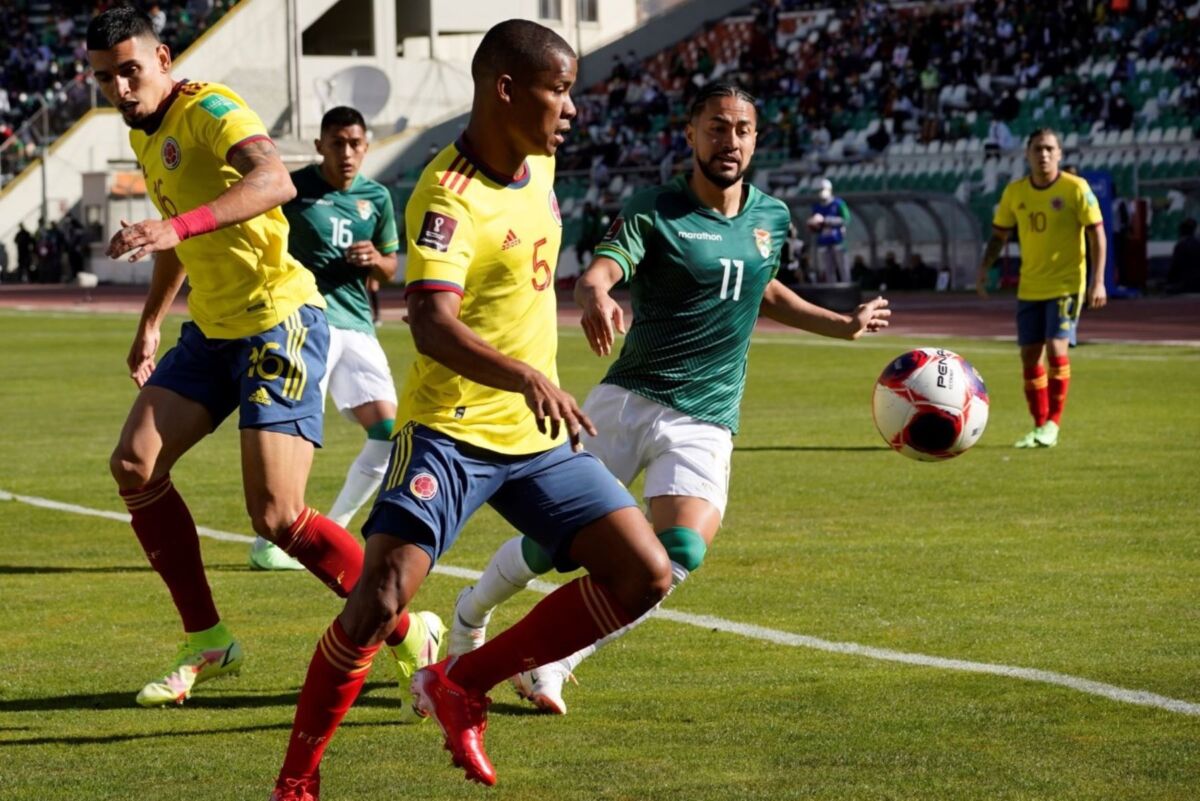 A ganarle a Bolivia y esperar el milagro en las Eliminatorias En Colombia la palabra esperanza cobra un valor importante, más cuando se viven situaciones complicadas en cualquier ámbito como, por ejemplo, el fútbol. Por eso, ahora que la Selección Colombia pasa por un momento muy complicado en las Eliminatorias, al tener pocas opciones de clasificar al Mundial de Catar, los hinchas apelamos a la esperanza como la última opción que hay para avanzar.
