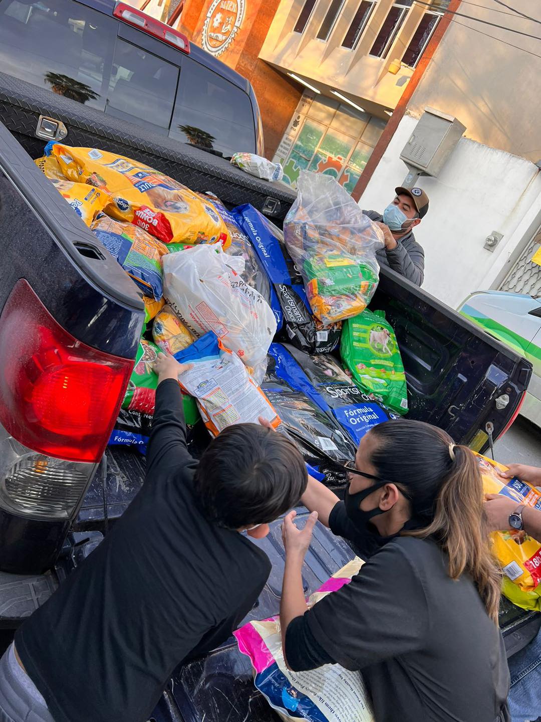 Mujer pidió que a su velorio llevaran comida para animales en vez de flores 1 Mujer pidió que a su velorio llevaran comida para animales en vez de flores En las últimas horas trascendió una historia que tiene conmovidos a muchos internautas y mexicanos, lugar donde se presentó esta historia. Se trata del caso de Eva María García, una mujer amante de los animales y que como última voluntad, antes de fallecer, pidió que a sub funeral llevaran comida para los perritos de la calle en vez de flores al lado de su ataúd.