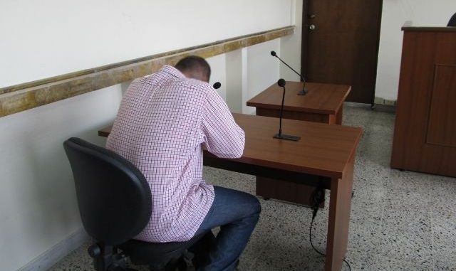 Hombre secuestró a su ex y la escondió en una nevera 1 Hombre secuestró a su ex y la escondió en una nevera La Fiscalía General dio a conocer que un hombre identificado como Deyber Castrillón fue enviado a prisión por, presuntamente, agredir a su expareja y esconderla en una nevera para que no la encontraran. La víctima es una mujer discapacitada.