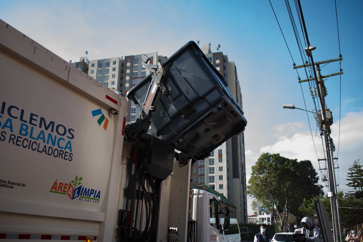 Bogotá estrena contenedores de basura subterráneos 2 Bogotá estrena contenedores de basura subterráneos Recientemente en Bogotá se estrenaron los primeros contenedores de basura soterrados, con los cuales se busca mejorar la disposición de residuos en el espacio público.