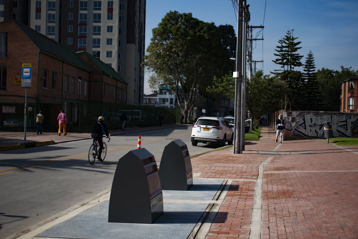 Bogotá estrena contenedores de basura subterráneos 3 Bogotá estrena contenedores de basura subterráneos Recientemente en Bogotá se estrenaron los primeros contenedores de basura soterrados, con los cuales se busca mejorar la disposición de residuos en el espacio público.