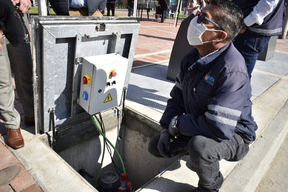 Bogotá estrena contenedores de basura subterráneos 1 Bogotá estrena contenedores de basura subterráneos Recientemente en Bogotá se estrenaron los primeros contenedores de basura soterrados, con los cuales se busca mejorar la disposición de residuos en el espacio público.