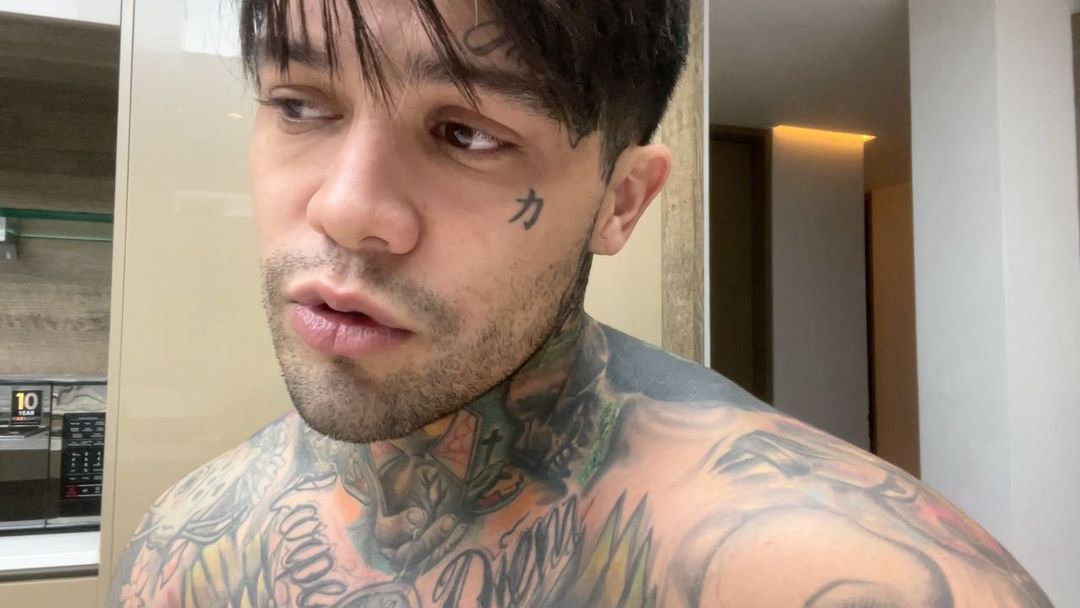 Yeferson Cossio terminó buscando a su ex A través de sus historias de Instagram, Yeferson Cossio mostró el momento en que fue a buscar a Jenn, pero luego borró el video.