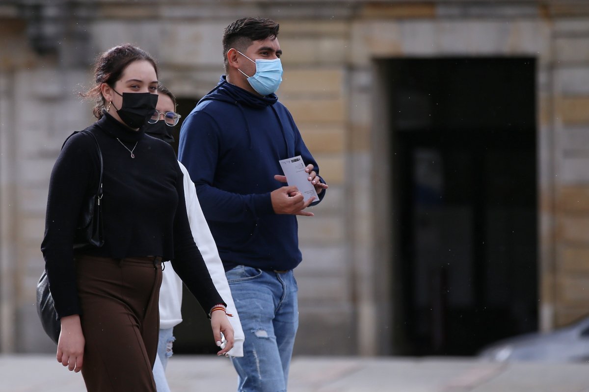 El ómicron debe seguir considerándose de preocupación: MinSalud En Colombia el cuarto pico de la pandemia, que inició en diciembre pasado por la variante ómicron, sigue disminuyendo de manera sostenida. Sin embargo, las autoridades piden continuar vigilando el sublinaje BA.2 de esta variante identificado en el país.