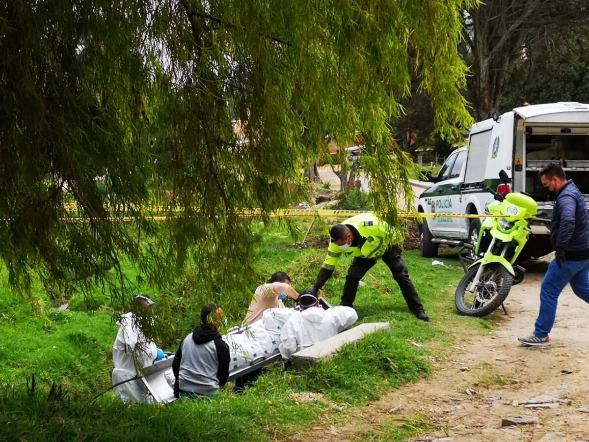 Aterrador hallazgo en La Quebrada Ante la mirada de los residentes de las invasiones Bella Flor y la Maravilla de Dios, en la vía Quiba (Ciudad Bolívar), se realizó en la mañana de este viernes la inspección técnica del cuerpo de un hombre hallado en la quebrada que atraviesa por este lugar.