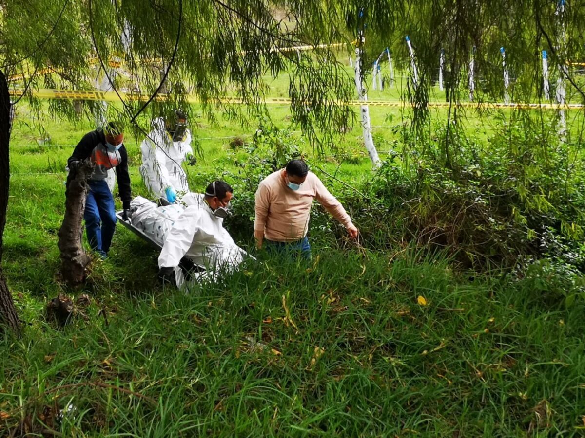 Aterrador hallazgo en La Quebrada Ante la mirada de los residentes de las invasiones Bella Flor y la Maravilla de Dios, en la vía Quiba (Ciudad Bolívar), se realizó en la mañana de este viernes la inspección técnica del cuerpo de un hombre hallado en la quebrada que atraviesa por este lugar.