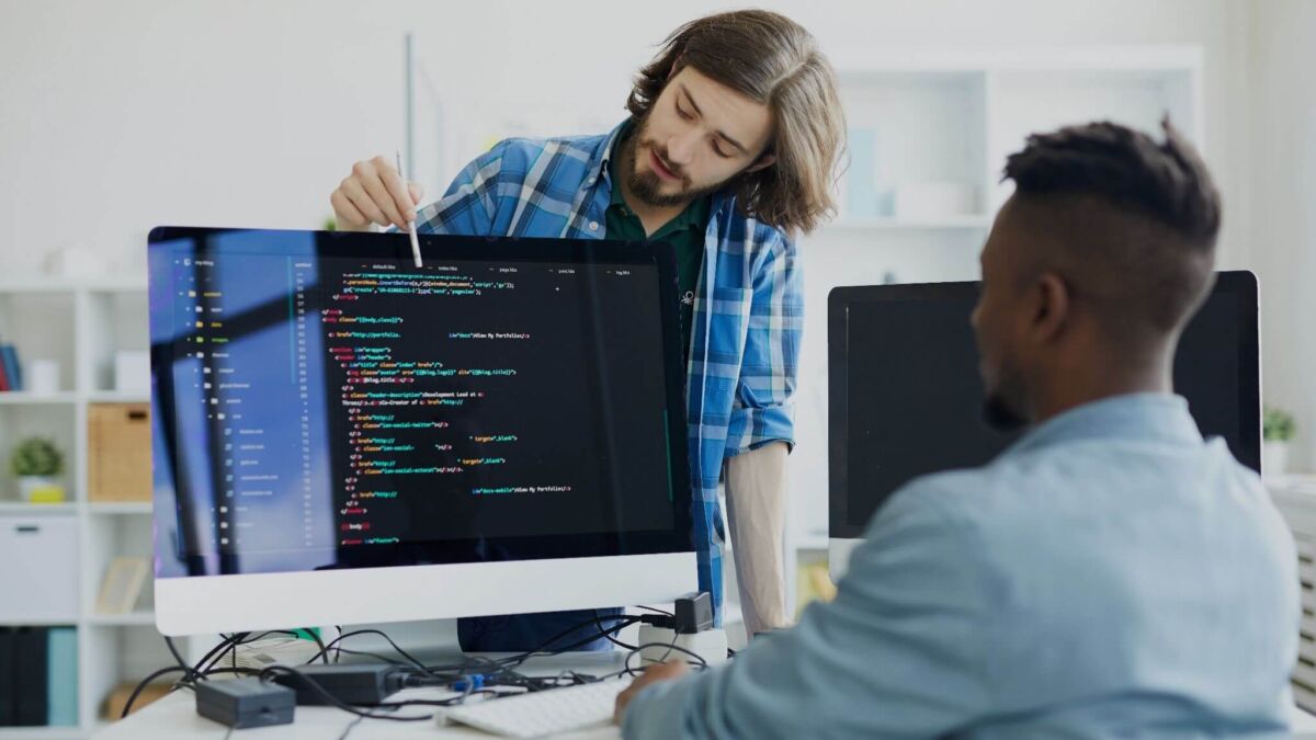 Enseñarán programación a 3.000 jóvenes Alrededor de 23 millones de jóvenes latinoamericanos entre 15 y 24 años no trabajan ni estudian. Para ayudar a la situación de 3.000 muchachos del país, Oracle anunció la oportunidad de aprender sobre programación y tecnología completamente gratis, esto a través de la plataforma Oracle Next Education (ONE).