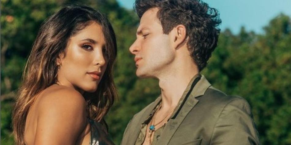 Daniela Ospina muy feliz con su nuevo novio Daniela Ospina y su novio Gabriel Coronel se dejaron ver muy melosos durante una reunión con amigos. Los besos fueron y vinieron mientras compartían manteles.