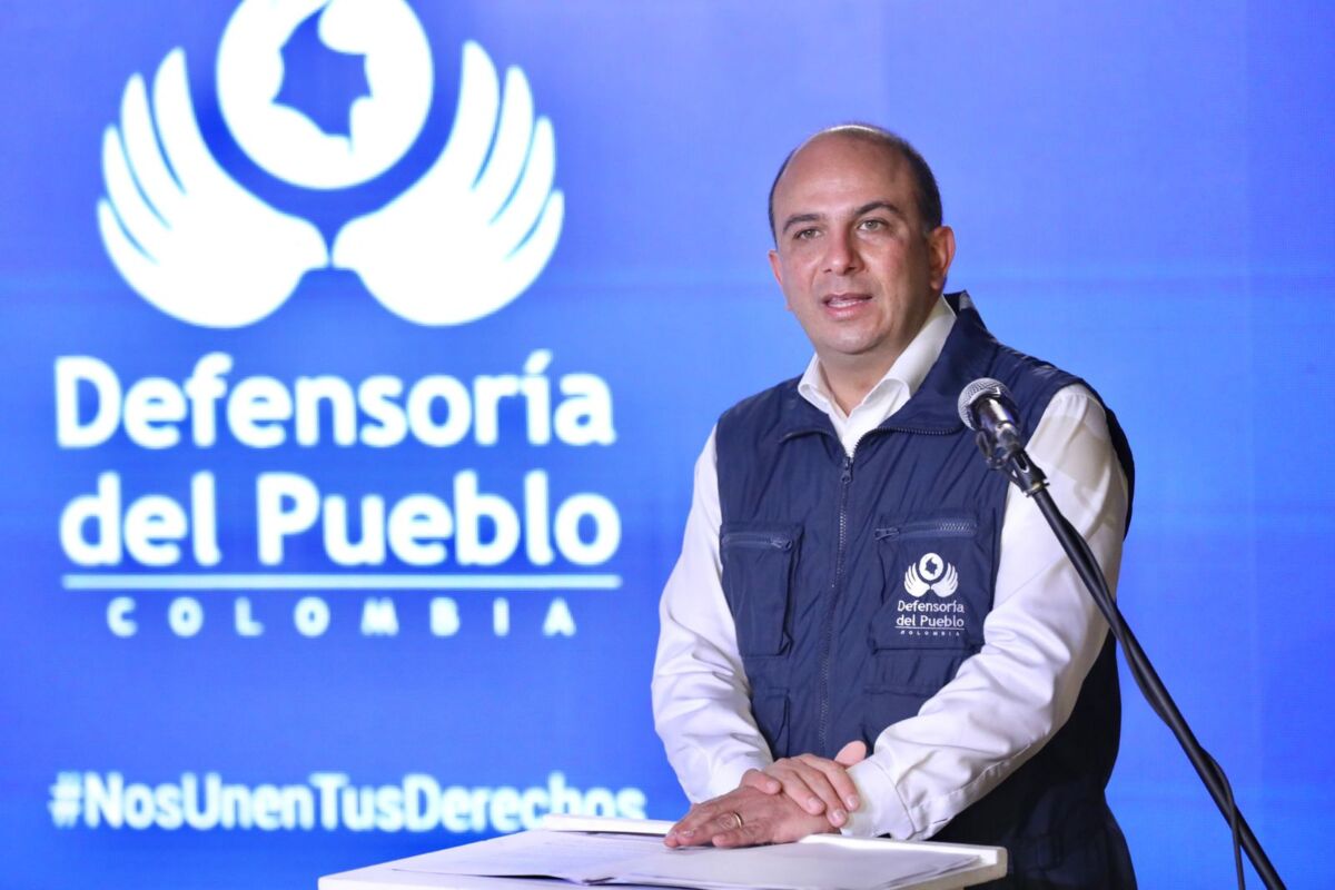 Defensoría del Pueblo había alertado sobre riesgos con artefactos explosivos 1 Defensoría del Pueblo había alertado sobre riesgos con artefactos explosivos El defensor del Pueblo, Carlos Camargo, señaló por medio de la cuenta de Twitter de la entidad que en mayo de 2021, habían emitido una alerta para diez localidades de Bogotá y 12 municipios de Cundinamarca, incluyendo la localidad de Ciudad Bolívar, advirtiendo entre otros riesgos, la activación de artefactos explosivos en la ciudad y en el municipio de Soacha (Cundinamarca).