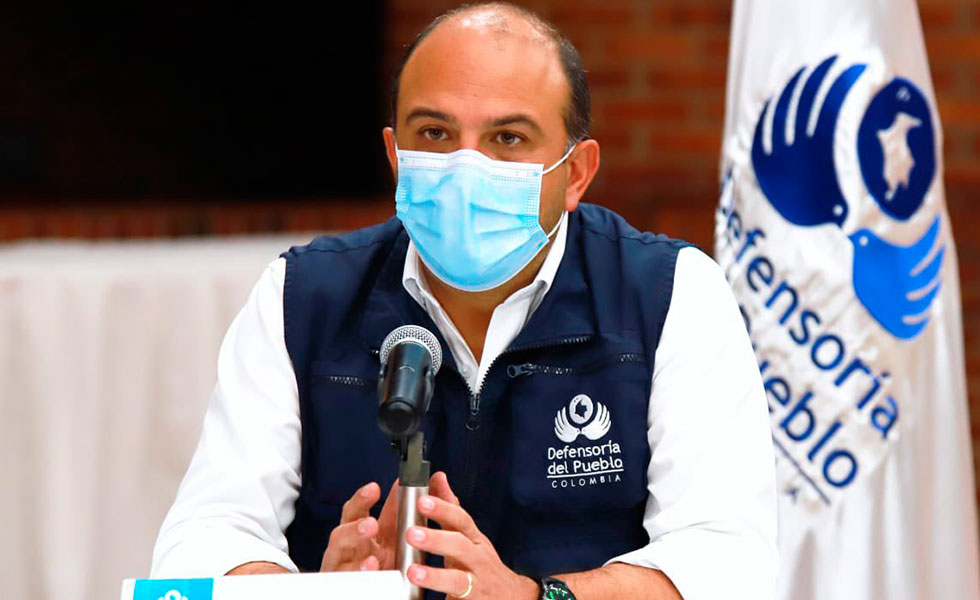 Defensoría del Pueblo había alertado sobre riesgos con artefactos explosivos 1 Defensoría del Pueblo había alertado sobre riesgos con artefactos explosivos El defensor del Pueblo, Carlos Camargo, señaló por medio de la cuenta de Twitter de la entidad que en mayo de 2021, habían emitido una alerta para diez localidades de Bogotá y 12 municipios de Cundinamarca, incluyendo la localidad de Ciudad Bolívar, advirtiendo entre otros riesgos, la activación de artefactos explosivos en la ciudad y en el municipio de Soacha (Cundinamarca).