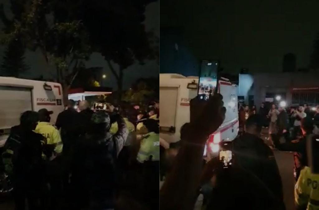 EN VIDEO: Entre aplausos sacaron el cuerpo del baterista de Foo Fighters Frente al hotel Four Seasons, también conocido como Casa Medina, en la localidad de Chapinero, los vehículos de emergencia se acumulaban, así como muchos curiosos y los primeros seguidores de la banda de rock Foo Fighters, al conocerse que el baterista Taylor Hawkins tenía complicaciones de salud.