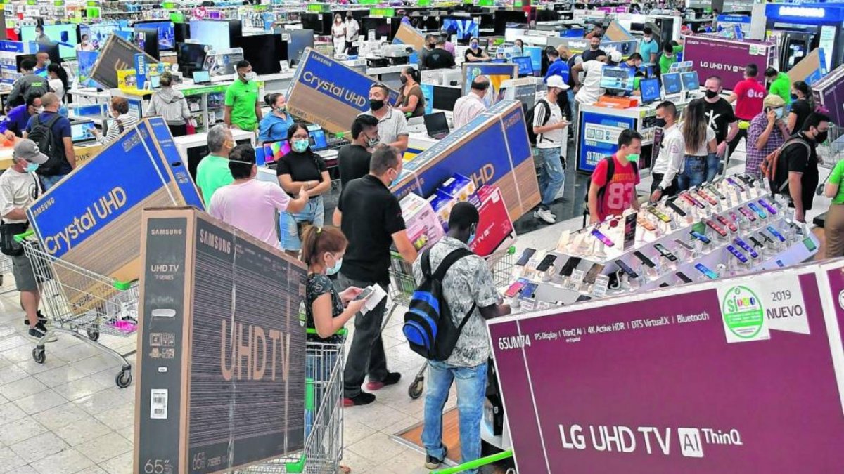 ¡Sáquele provecho al día sin IVA! Este viernes será un nuevo día en el que los colombianos puedan adquirir un grupo importante de productos sin tener que pagar el Impuesto al Valor Agregado (IVA), del 19 %, por lo que comerciantes del país esperan ventas de hasta 10 billones de pesos, casi un billón más de lo logrado en la anterior jornada.