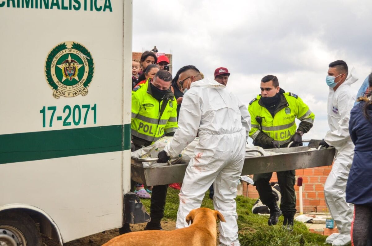 Terrible doble crimen: 2 jóvenes baleados 2 Terrible doble crimen: 2 jóvenes baleados Tal vez un grito de dolor se oyó por toda la montaña cuando los peritos forenses sacaron uno de los cuerpos de los jóvenes que, misteriosamente, fueron hallados sin vida dentro de una humilde casita de ladrillo. ‘Empijamados’ con sus uniformes blancos, las unidades de la Policía Judicial realizaron las inspecciones técnicas en la invasión conocida como El Triángulo, en zona rural de Ciudad Bolívar, que ni siquiera tiene dirección. Había un público expectante y aterrado con el crimen de estos dos jóvenes.