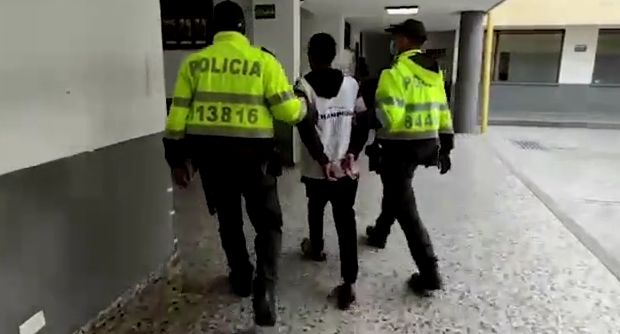 Con la ayuda de drones policía logra la captura de dos criminales En la localidad de Usme, en el sector de la invasión de Compostela, parte alta, el cuadrante de la policía en medio de un recorrido de rutina se percata que dos sujetos empiezan a huir cuando se percatan de la presencia de los uniformados, por lo que las autoridades intentan interceptarlos y lo logran gracias al plan candado y a los drones de la institución.