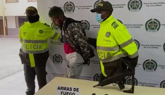 Con la ayuda de drones policía logra la captura de dos criminales En la localidad de Usme, en el sector de la invasión de Compostela, parte alta, el cuadrante de la policía en medio de un recorrido de rutina se percata que dos sujetos empiezan a huir cuando se percatan de la presencia de los uniformados, por lo que las autoridades intentan interceptarlos y lo logran gracias al plan candado y a los drones de la institución.