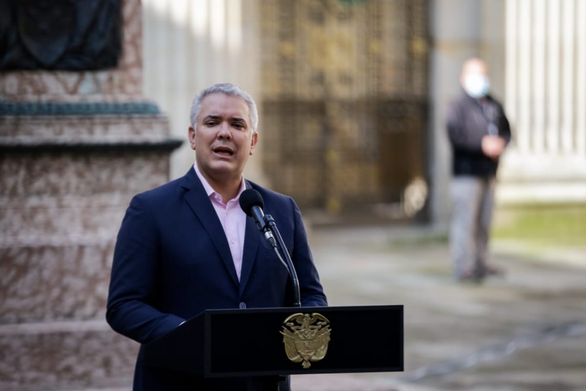 Presidente Iván Duque ya ejerció su derecho al voto e invitó a los colombianos a votar a conciencia 1 Presidente Iván Duque ya ejerció su derecho al voto e invitó a los colombianos a votar a conciencia El presidente de la República, Iván Duque, dio apertura a la jornada electoral de este domingo para el Congreso Nacional y las consultas interpartidistas. El mandatario acudió a votar a las 8:00 de la mañana en el Capitolio Nacional, acompañado por su esposa, María Juliana Ruiz.