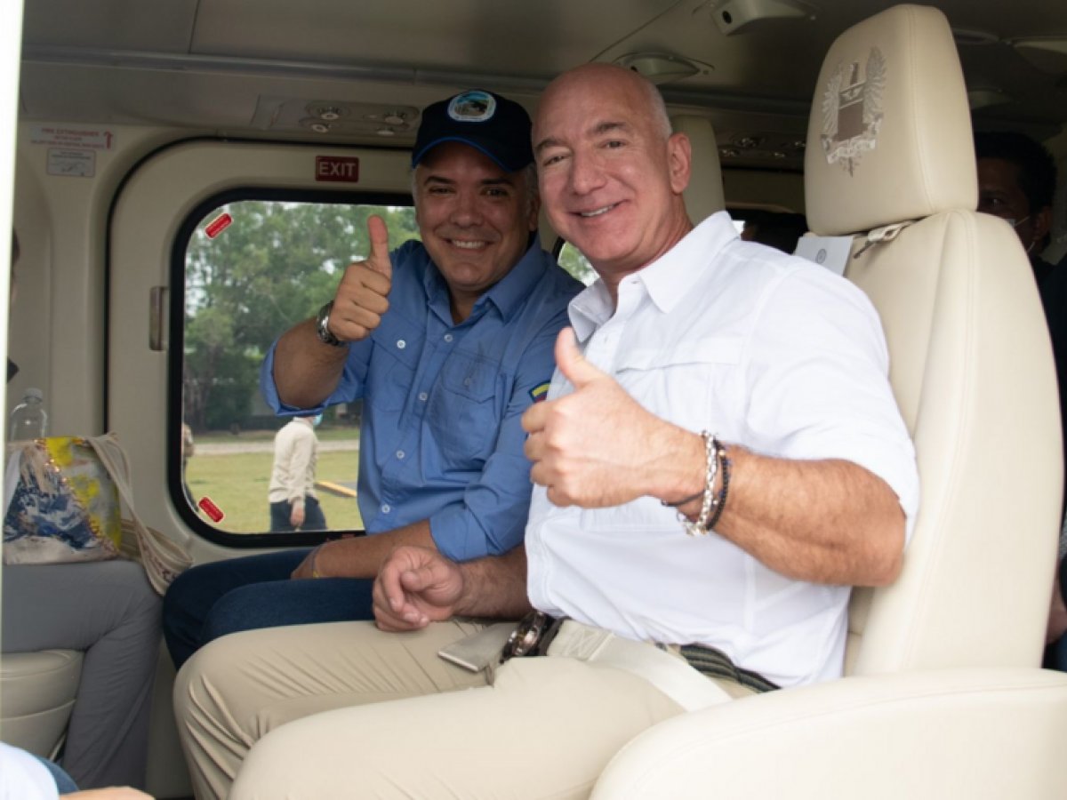 Bezos en Colombia para apoyar temas de conservación del medio ambiente 1 Bezos en Colombia para apoyar temas de conservación del medio ambiente El fundador de Amazon, Jeff Bezos, visita este jueves el Parque Nacional Natural Serranía de Chiribiquete con el presidente de la República, Iván Duque Márquez, para conocer el trabajo que hace Colombia en materia ambiental.