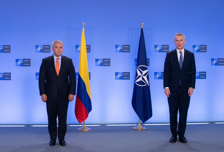 Colombia enviará ayuda humanitaria y financiera a Ucrania por medio de la OTAN 1 Colombia enviará ayuda humanitaria y financiera a Ucrania por medio de la OTAN El presidente de la República, Iván Duque Márquez, anunció que por medio de la Organización del Tratado del Atlántico Norte (Otan), Colombia comenzará a enviar apoyo humanitario a Ucrania, en medio de los ataques militares por parte del Gobierno de Rusia bajo el liderazgo del presidente Vladimir Putin.