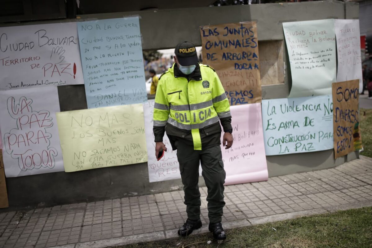 Se realizará homenaje en el CAI Arborizadora Alta 2 Se realizará homenaje en el CAI Arborizadora Alta Luego de los hechos ocurridos en el barrio Arborizadora Alta, en la localidad de Ciudad Bolívar, en donde explotó un artefacto en el CAI, los ciudadanos como un gesto de rechazo ante lo sucedido, se encuentra realizando un plantón artístico y en las horas de tarde realizaran un homenaje a las personas que fueron víctimas de estos tristes hechos.