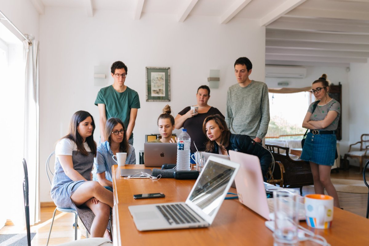 Cursos virtuales pa’ estudiar todo el año Una vez registrado, vaya al botón ‘Cursos virtuales cortos’ y este lo dirigirá a un listado de los temas en los que se agrupan los cursos cortos; allí puede conocer los contenidos y duración de cada curso en un PDF, y también podrá inscribirse. Una vez haga esto el Sena le enviará un correo informando a partir de qué momento podrá iniciar su curso.