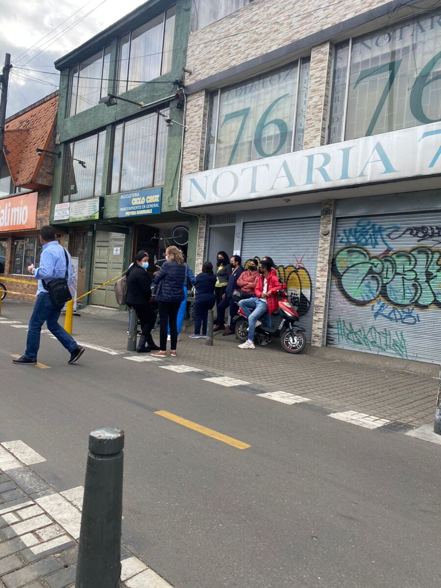 ¡En Engativá! Balean a abogado en su oficina Mientras el jurista Luis Felipe Barón Ortiz estaba sentado en su escritorio, revisando los casos que habían llegado a su firma de abogados, un sujeto se bajaba de la parte de atrás de una motocicleta y caminaba con el casco puesto hacia la oficina en su búsqueda y con el único fin de arrebatarle la vida a tiros.