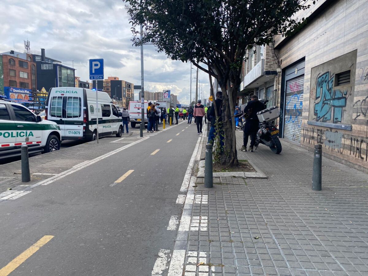 ¡En Engativá! Balean a abogado en su oficina Mientras el jurista Luis Felipe Barón Ortiz estaba sentado en su escritorio, revisando los casos que habían llegado a su firma de abogados, un sujeto se bajaba de la parte de atrás de una motocicleta y caminaba con el casco puesto hacia la oficina en su búsqueda y con el único fin de arrebatarle la vida a tiros.