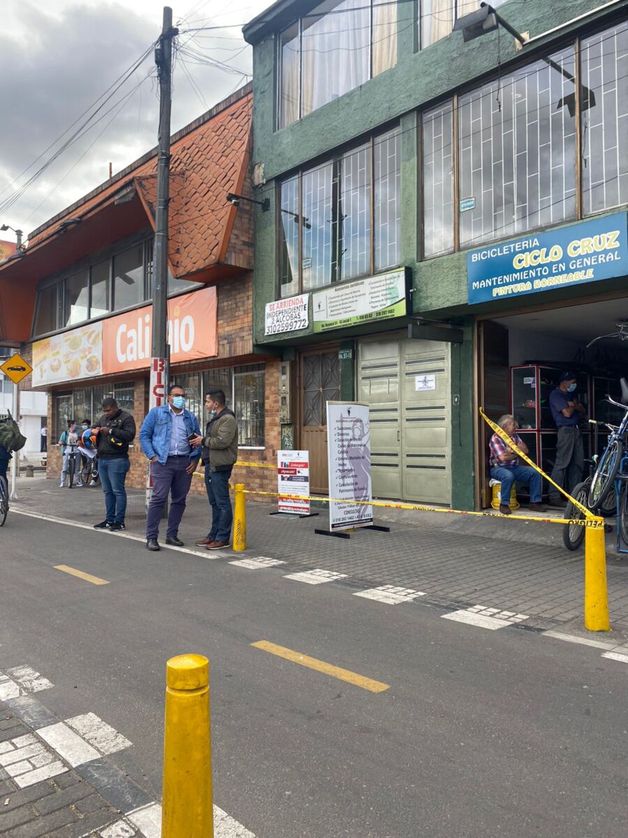 ¡En Engativá! Balean a abogado en su oficina Mientras el jurista Luis Felipe Barón Ortiz estaba sentado en su escritorio, revisando los casos que habían llegado a su firma de abogados, un sujeto se bajaba de la parte de atrás de una motocicleta y caminaba con el casco puesto hacia la oficina en su búsqueda y con el único fin de arrebatarle la vida a tiros.
