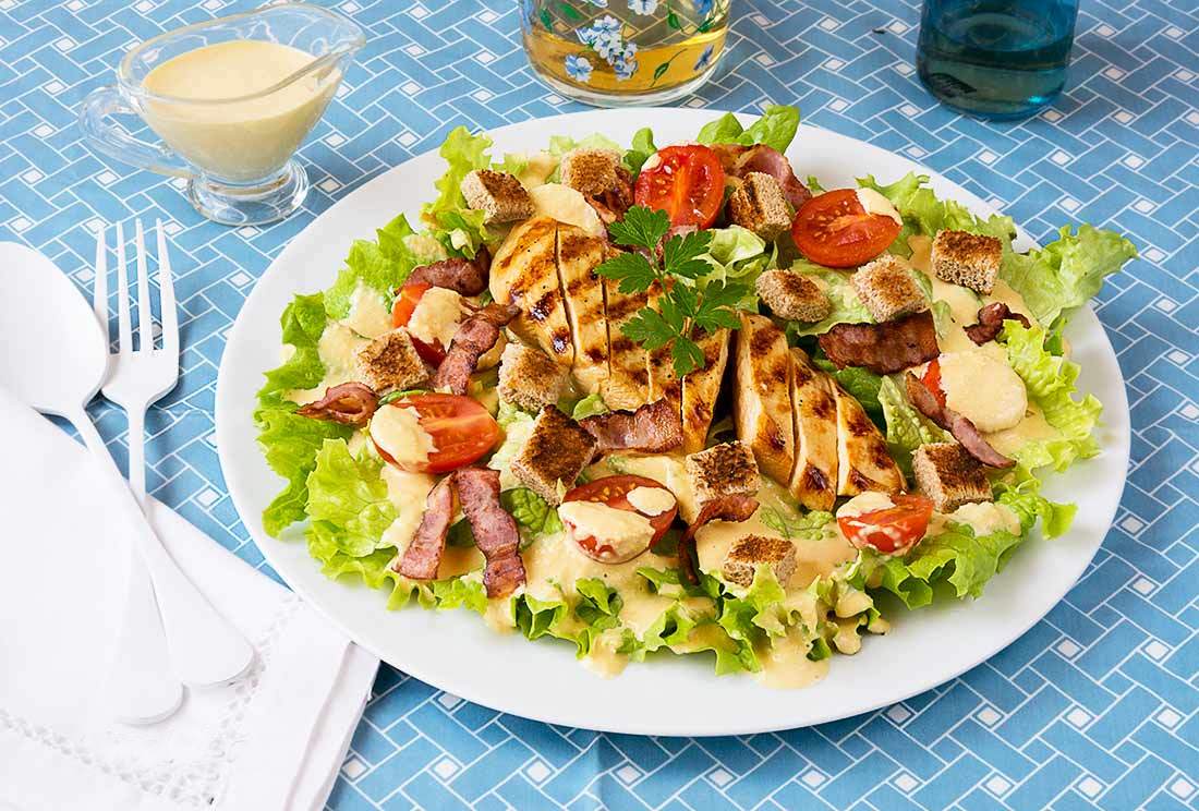 Ensalada César, deliciosa y nutritiva 1 Ensalada César, deliciosa y nutritiva Las ensaladas son un plato que se prepara en todo el mundo, sólo que de diferentes maneras y con distintos ingredientes, lo cual las hace muy diversas.