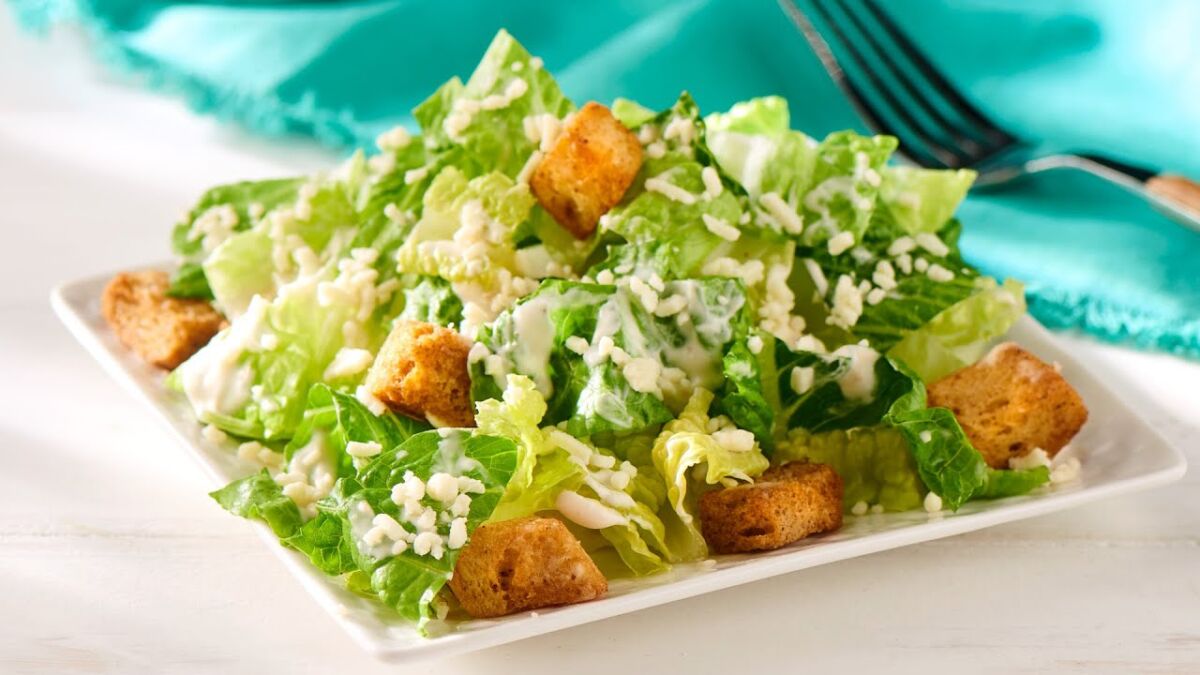 Ensalada César, deliciosa y nutritiva 2 Ensalada César, deliciosa y nutritiva Las ensaladas son un plato que se prepara en todo el mundo, sólo que de diferentes maneras y con distintos ingredientes, lo cual las hace muy diversas.