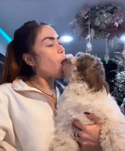 EN VIDEO: ¡Qué trompeada! Epa Colombia le dio un beso con lengua a su perrita 8 EN VIDEO: ¡Qué trompeada! Epa Colombia le dio un beso con lengua a su perrita La empresaria de las keratinas Epa Colombia siempre está dando de qué hablar en las redes sociales, pues su particular personalidad la lleva a actuar de formas que deja sorprendidos a sus seguidores. Recientemente generó polémica por darle un particular beso apasionado a su perrita.