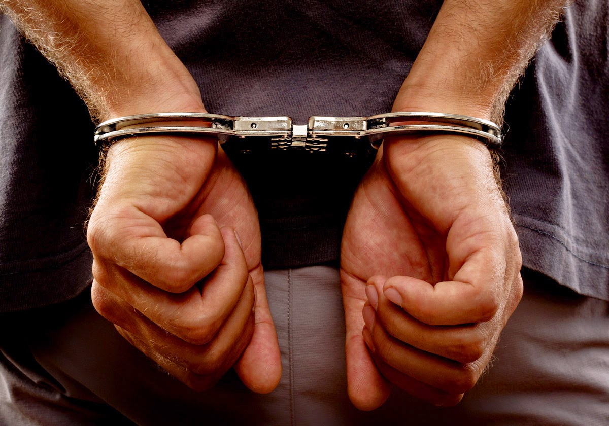 Hombre vivió tres días con un cadáver en su casa 1 Hombre vivió tres días con un cadáver en su casa En Santa Fe, Argentina, la Policía encontró la espeluznante escena de un cadáver en estado de descomposición dentro del inmueble de un hombre de 25 años. Según su testimonio, se trataba de la pareja sentimental de su mamá.