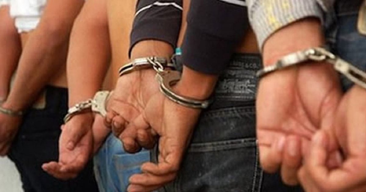 Capturan a cuatro hombres por violación masiva en un carro El aberrante caso de violación masiva ocurrió en Buenos Aires, en el sector de Palermo, Argentina, en donde vecinos de la zona notaron la actitud sospechosa de dos hombres que estaban a fuera de un carro Volkswagen Gol color blanco, y llamaron a la Policía.