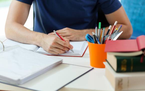 Ojo a los créditos para diplomados del Icetex 2 Ojo a los créditos para diplomados del Icetex Para aquellos que deseen continuar con su educación después de terminar una carrera profesional o técnica, pero todavía no se sienten listos para una especialización o maestría, un diplomado es la forma ideal de conseguirlo con el Icetex.