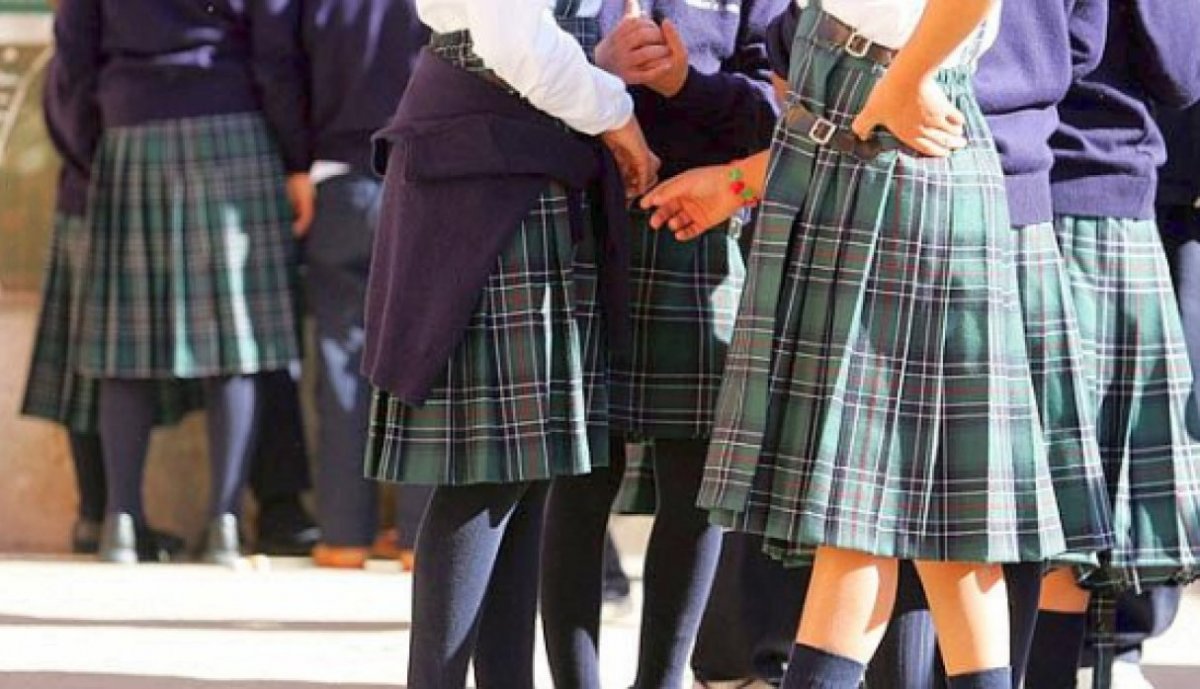 Les prohíben jugar fútbol en el colegio "por ser un deporte de hombres" Alumnas del Colegio Santa María en Ubaté, Cundinamarca, denunciaron que un profesor de educación física no les permite jugar fútbol dentro de las instalaciones de la institución educativa por, supuestamente, ser un deporte que solo los hombres pueden practicar.