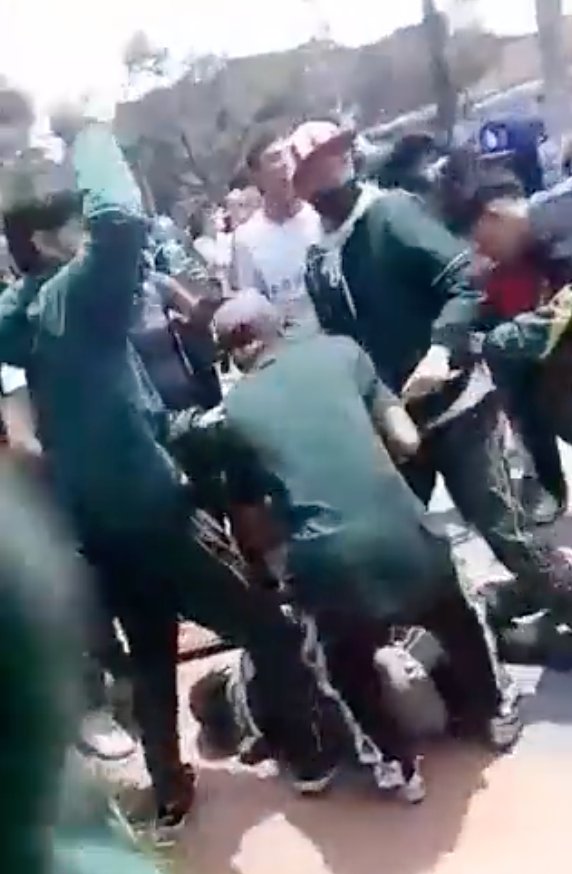 EN VIDEO: Nueva riña estudiantil dejó tres heridos en el colegio Inem de Kennedy 7 EN VIDEO: Nueva riña estudiantil dejó tres heridos en el colegio Inem de Kennedy En la tarde de este jueves 10 de marzo se produjo una dura riña entre estudiantes a las fueras del Colegio Distrital Inem de Kennedy, donde varios alumnos de la institución, sin medir palabra, empezaron una fuerte confrontación que culminó con tres estudiantes heridos de gravedad en un centro hospitalario.