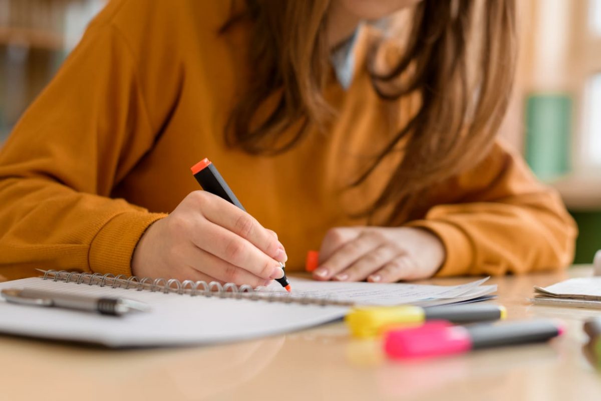 Chile le abre las puertas a estudiantes colombianos de postgrados 1 Chile le abre las puertas a estudiantes colombianos de postgrados Agéndese ya a la V Feria Virtual Estudiar en Chile, la cual ofrece una amplia oferta de postgrados y especializaciones para profesionales colombianos que buscan una nueva oportunidad para continuar con sus estudios.
