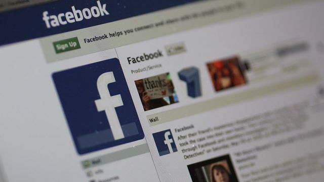La nueva estrategia de Facebook para frenar la desinformación 8 La nueva estrategia de Facebook para frenar la desinformación Facebook presentó este miércoles nuevas herramientas para combatir la desinformación dentro de los grupos de la red social, incluida la posibilidad de usar inteligencia artificial para bloquear publicaciones con datos falsos.