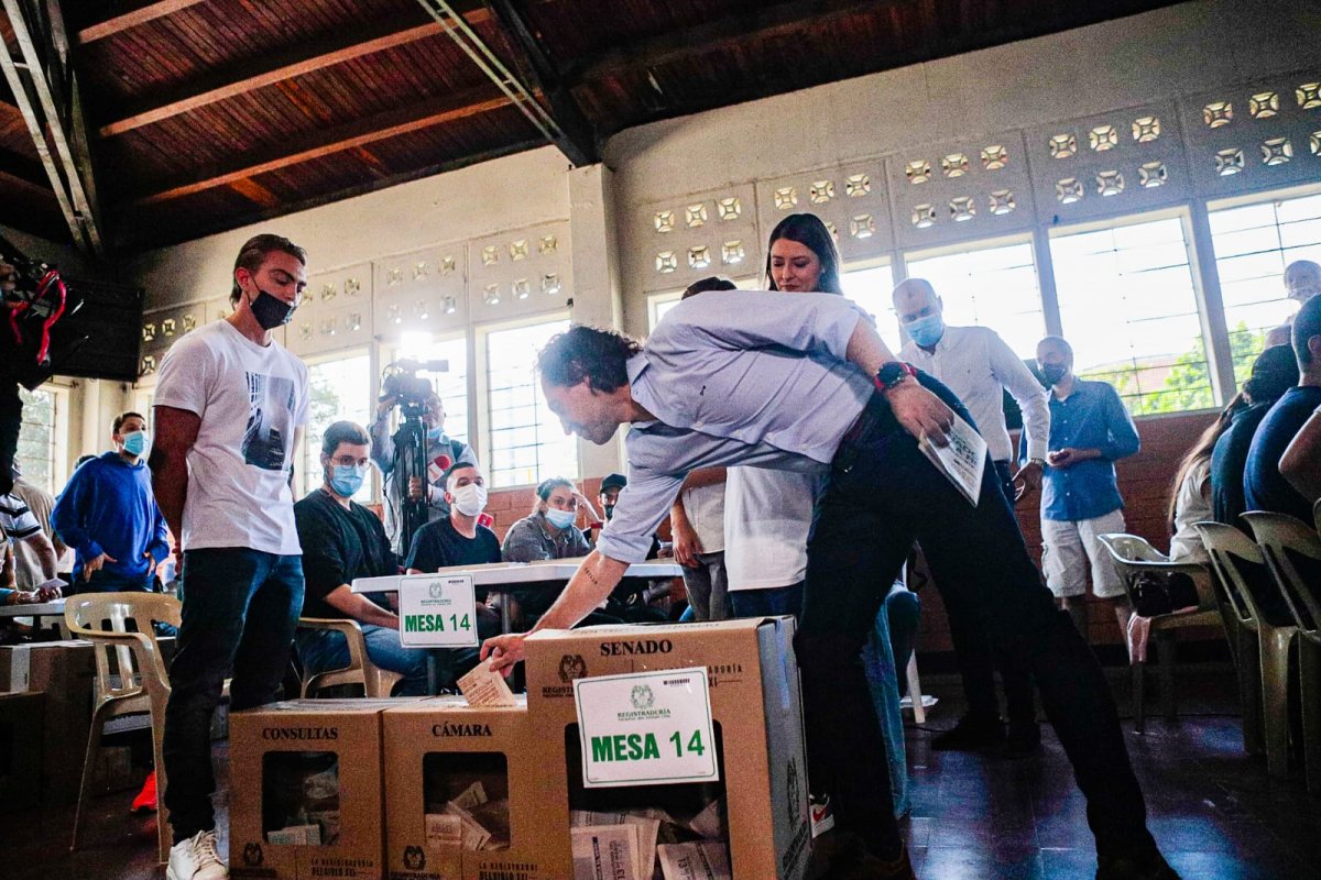 Fico Gutiérrez, el candidato a la presidencia del Equipo por Colombia 5 Fico Gutiérrez, el candidato a la presidencia del Equipo por Colombia Fico Gutiérrez, se quedó con el triunfo del Equipo por Colombia, en el marco de las consultas interpartidistas que se desarrollaron este domingo en Colombia.