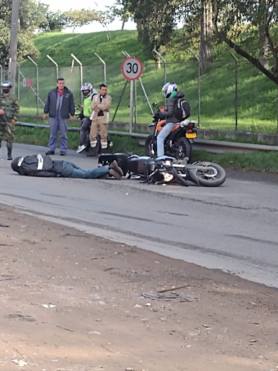 Muere motociclista en accidente con camión en Fontibón Las autoridades de tránsito informaron en la mañana de este jueves sobre un accidente fatal ocurrido en la localidad de Fontibón, donde un motociclista murió al sufrir un choque contra un camión.