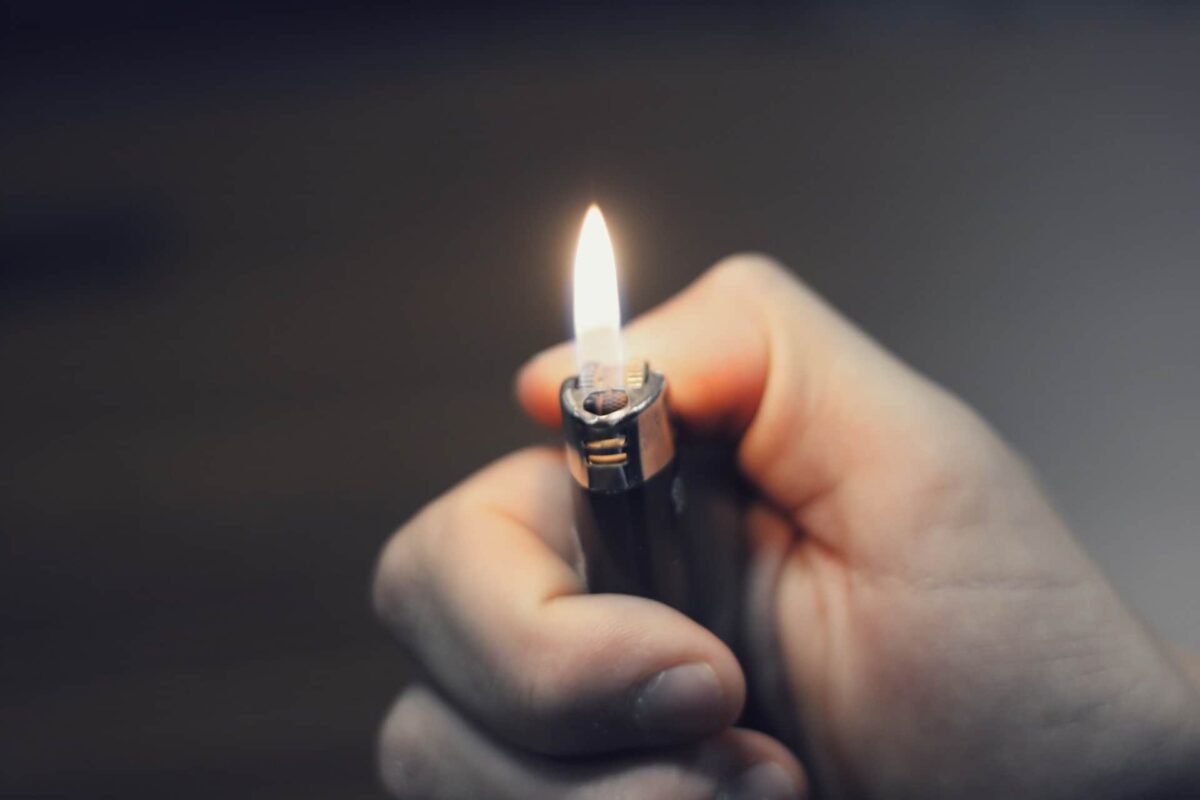 Adolescente intentó quemar viva a su mamá en medio de un berrinche 1 Adolescente intentó quemar viva a su mamá en medio de un berrinche Un adolescente de tan solo 15 años por poco mata a su madre, pues el joven quería prenderle fuego a la mujer y a toda su casa porque no quería ayudarla a colocar una mesa.