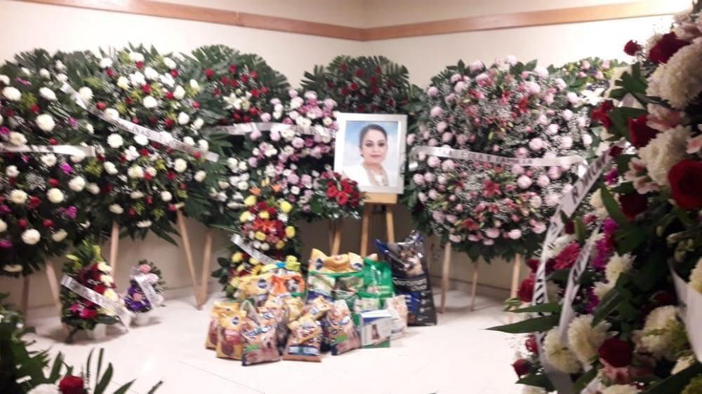 Mujer pidió que a su velorio llevaran comida para animales en vez de flores En las últimas horas trascendió una historia que tiene conmovidos a muchos internautas y mexicanos, lugar donde se presentó esta historia. Se trata del caso de Eva María García, una mujer amante de los animales y que como última voluntad, antes de fallecer, pidió que a sub funeral llevaran comida para los perritos de la calle en vez de flores al lado de su ataúd.