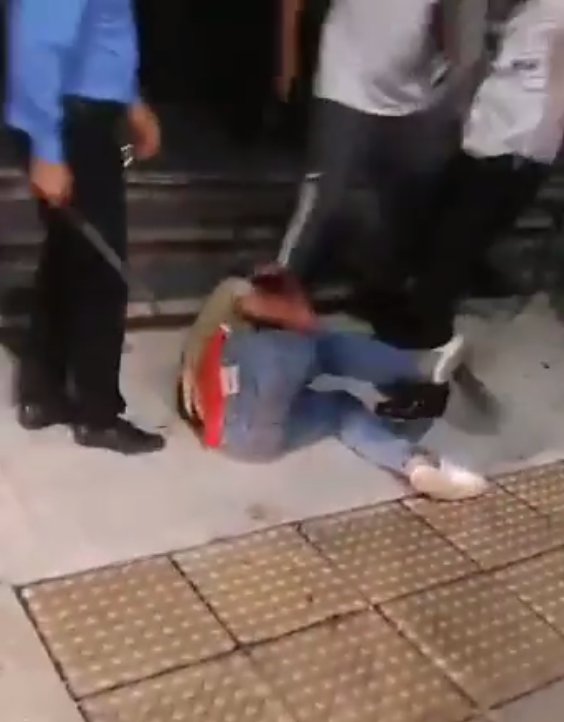 EN VIDEO: Hasta planazos con machete le dan por intento de robo a taxista En las últimas horas se viralizó un video de la golpiza que le propinaron algunos vecinos a un supuesto delincuente que intentó hurtar a un taxista en Cali.