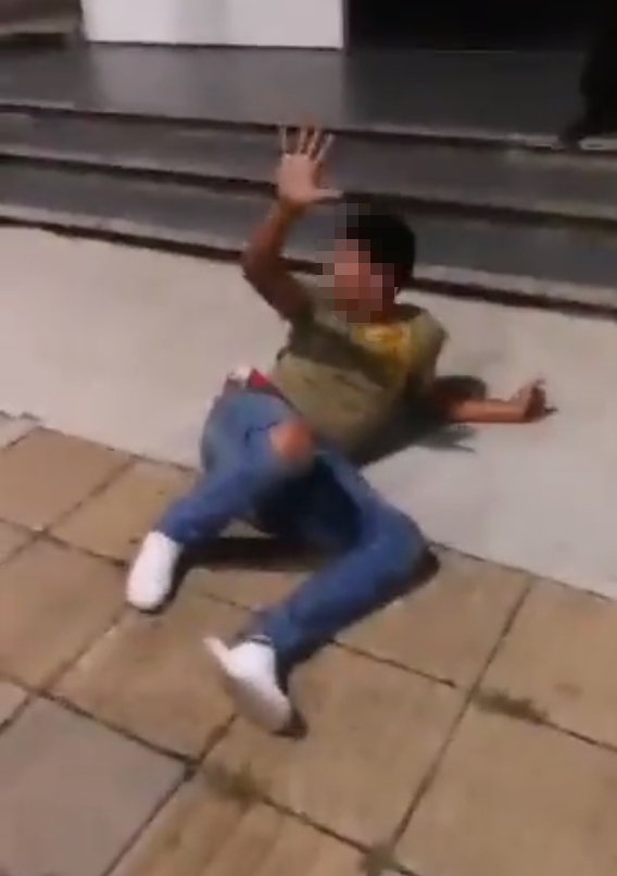 EN VIDEO: Hasta planazos con machete le dan por intento de robo a taxista 1 EN VIDEO: Hasta planazos con machete le dan por intento de robo a taxista En las últimas horas se viralizó un video de la golpiza que le propinaron algunos vecinos a un supuesto delincuente que intentó hurtar a un taxista en Cali.
